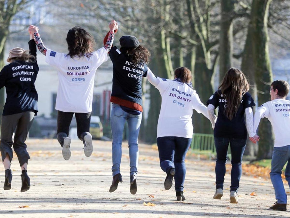 Imagen de jóvenes voluntarios saltando