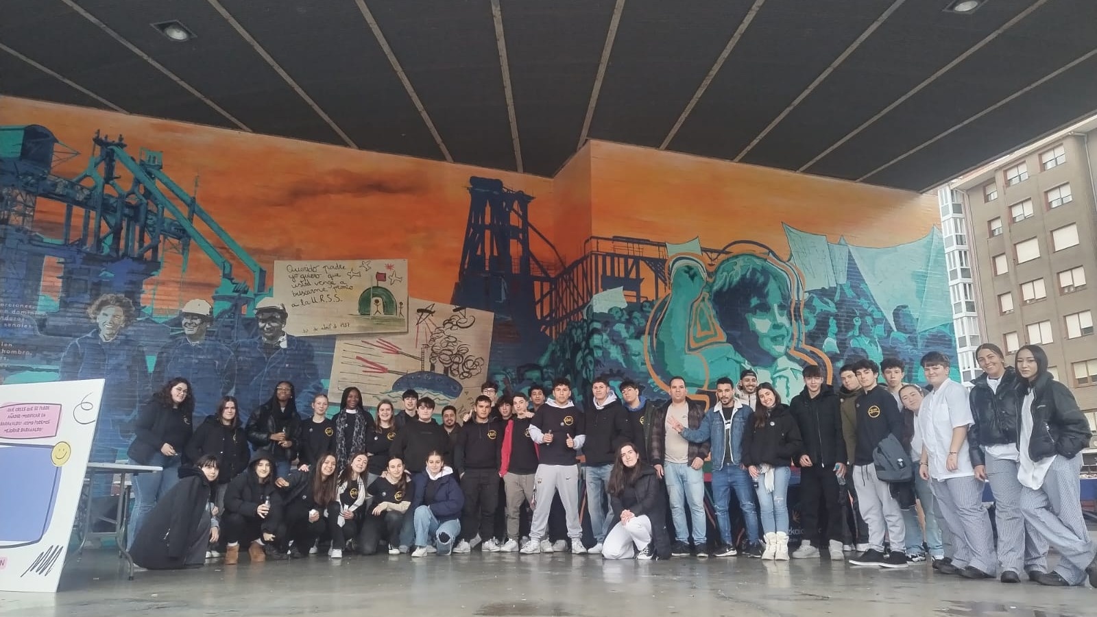 Barakaldo celebra la unión de su juventud con la acción conjunta Intercentros