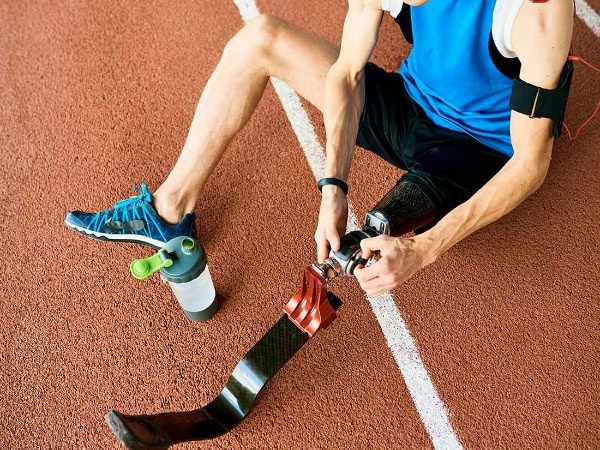 Imagen de un deportista que fija una pierna protésica en una pista de carreras)