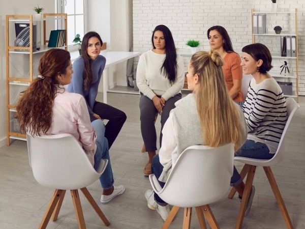 Imagen de mujeres reunidas)